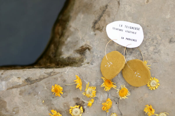 Boucles d'oreilles en chute de tissus teints par la teigneuse artisane teinturière dans le Vaucluse 84